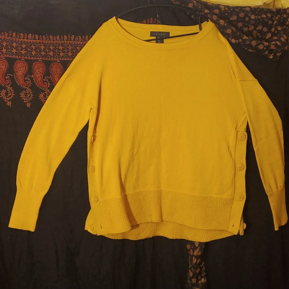 NWOT 💛 Tahari Sweater - Picture 2 of 10
